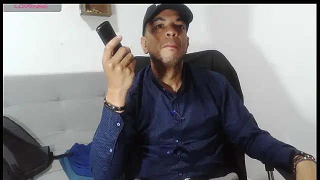 latinmartin73 online show from April 2026 11:00:01 PM