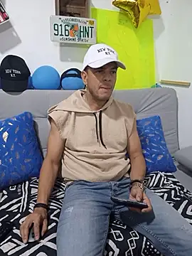 latinmartin73 online show from October 2025 11:49:02 PM