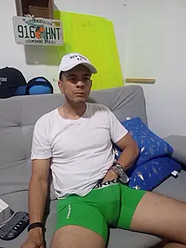 latinmartin73 online show from October 2025 11:58:01 PM