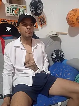 latinmartin73 online show from November 2025 01:38:01 PM