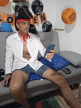 latinmartin73 online show from October 2025 11:47:01 PM