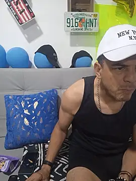 latinmartin73 online show from October 2025 10:54:02 PM