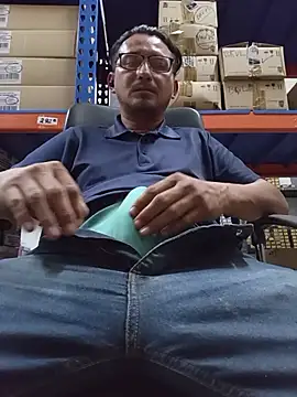 Andresguz35 online show from October 2025 06:08:01 PM