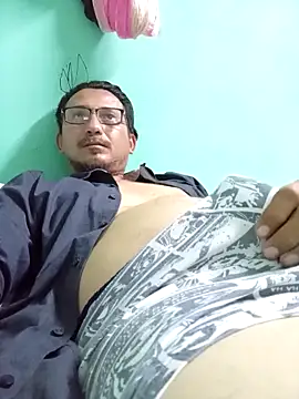 Andresguz35 online show from December 2025 07:00:02 AM