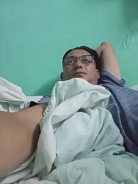 Andresguz35 online show from December 2025 02:33:01 AM