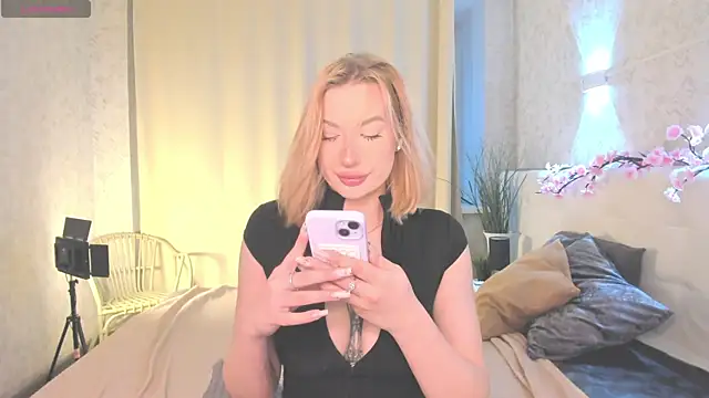 Emma  Leee online show from April 2026 01:07:01 AM