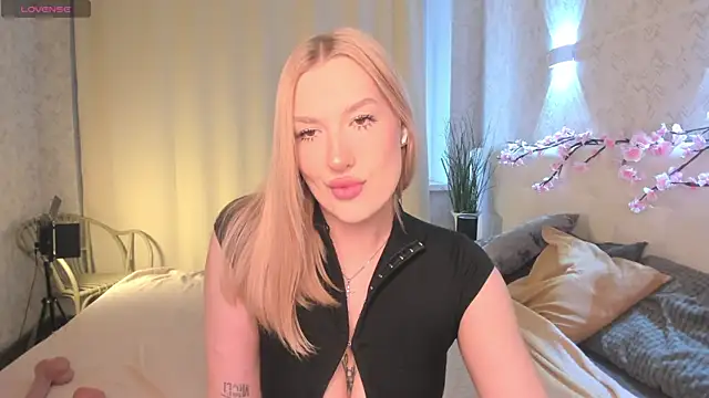 Emma  Leee online show from April 2026 01:01:01 AM