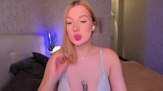 Snapshot of Emma__Leee chatting on November 2025 12:59:02 AM Emma Leee online show from November 2025 12:59:02 AM