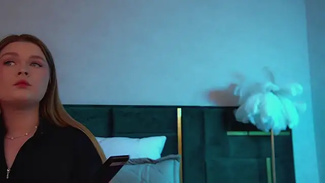 CrystalLyons online show from November 2025 06:08:01 PM