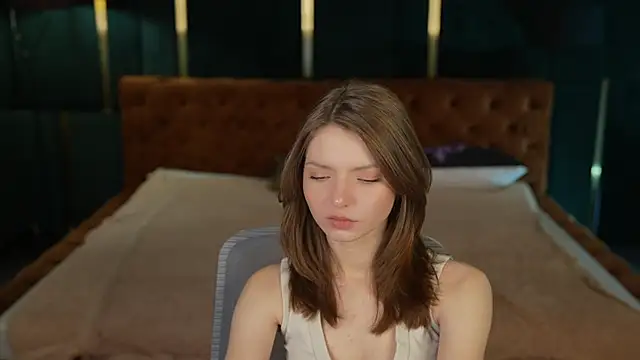 Michelle 054 online show from November 2025 12:05:01 AM