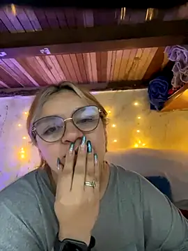 Snapshot of SophiaWeestt99 chatting on October 2025 04:03:01 AM SophiaWeestt99 online show from October 2025 04:03:01 AM