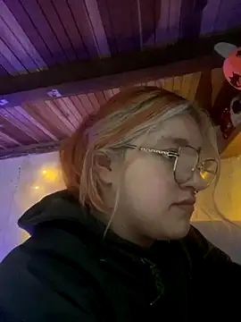 Snapshot of SophiaWeestt99 chatting on November 2025 03:07:01 AM SophiaWeestt99 online show from November 2025 03:07:01 AM