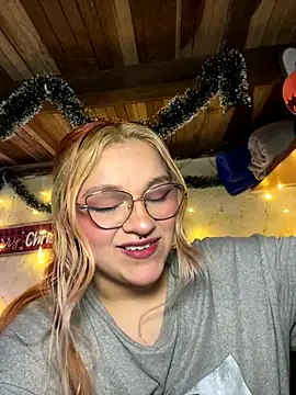 Snapshot of SophiaWeestt99 chatting on December 2025 05:10:01 AM SophiaWeestt99 online show from December 2025 05:10:01 AM