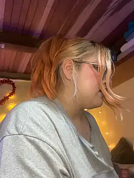 Snapshot of SophiaWeestt99 chatting on February 2026 03:06:02 AM SophiaWeestt99 online show from February 2026 03:06:02 AM