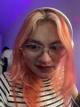 Snapshot of SophiaWeestt99 chatting on June 2026 02:22:01 AM SophiaWeestt99 online show from June 2026 02:22:01 AM