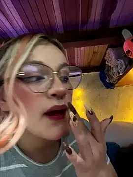 Snapshot of SophiaWeestt99 chatting on November 2025 03:07:01 AM SophiaWeestt99 online show from November 2025 03:07:01 AM