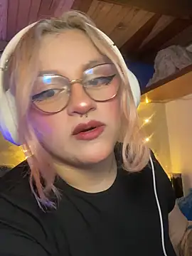 Snapshot of SophiaWeestt99 chatting on February 2026 04:11:02 AM SophiaWeestt99 online show from February 2026 04:11:02 AM