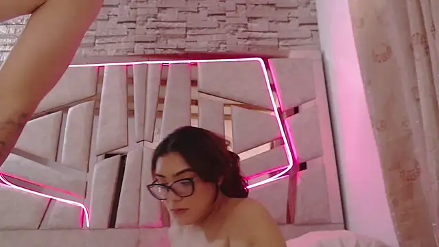 mia and austin online show from February 2025 05:21:01 AM