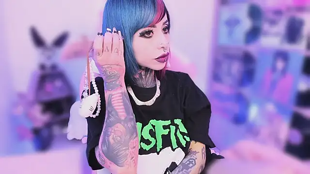 Snapshot of NikkiRamone chatting on November 2025 03:32:02 AM NikkiRamone online show from November 2025 03:32:02 AM