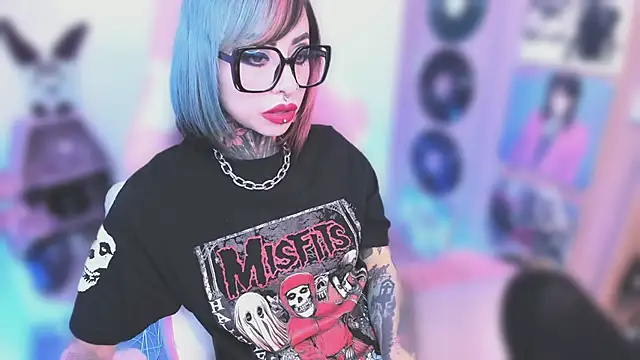 Snapshot of NikkiRamone chatting on December 2025 09:03:02 PM NikkiRamone online show from December 2025 09:03:02 PM