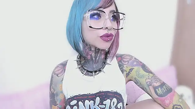 Snapshot of NikkiRamone chatting on September 2025 01:00:02 AM NikkiRamone online show from September 2025 01:00:02 AM
