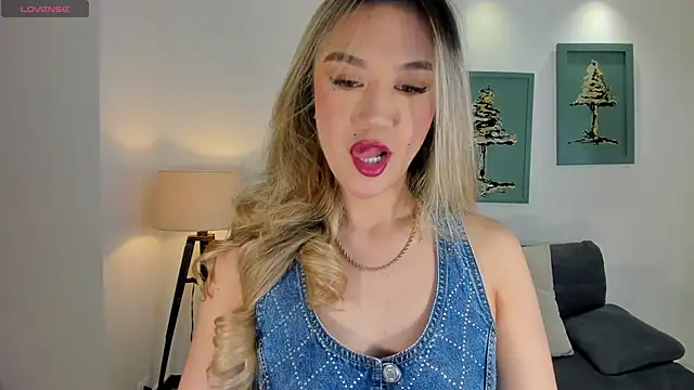 Snapshot of RebeccaHudson chatting on May 2026 11:36:02 AM RebeccaHudson online show from May 2026 11:36:02 AM