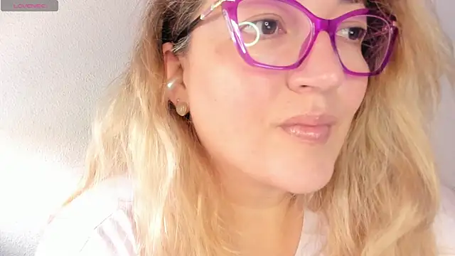 Snapshot of Naty_Mature_ chatting on May 2026 05:37:01 PM Naty Mature online show from May 2026 05:37:01 PM