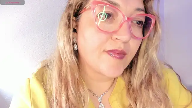 Naty Mature  online show from April 2026 04:42:02 PM