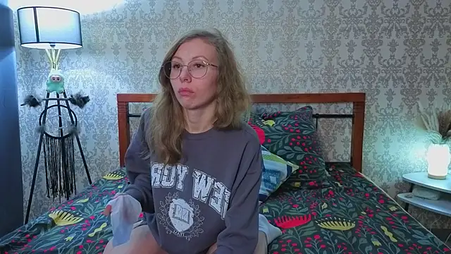 Lill Mary online show from December 2025 04:57:02 AM