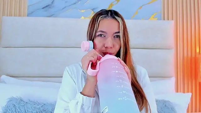 Mia Malkovaa  online show from May 2026 01:39:02 PM