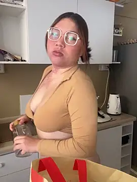 WhiteWomen online show from November 2025 05:29:02 PM