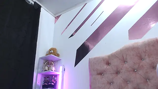 Kitten Hot  online show from October 2025 01:20:02 AM