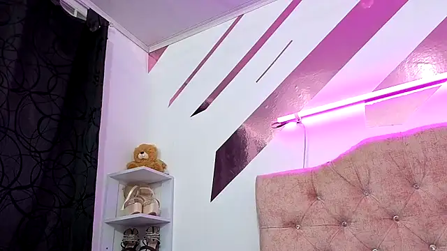 Kitten Hot  online show from November 2025 01:43:02 AM