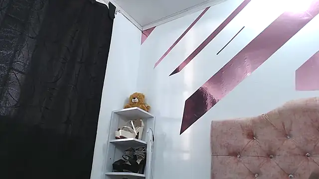 Kitten Hot  online show from September 2025 10:09:02 PM