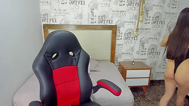 MAGNOLEROY online show from October 2025 07:54:02 PM