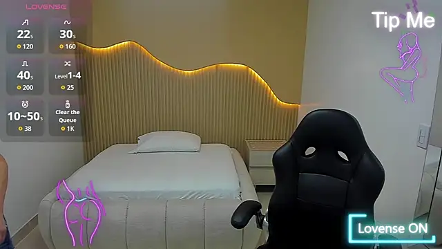 MAGNOLEROY online show from April 2026 01:37:02 PM