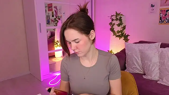 Snapshot of LindaRobertz chatting on March 2025 06:11:02 AM LindaRobertz online show from March 2025 06:11:02 AM