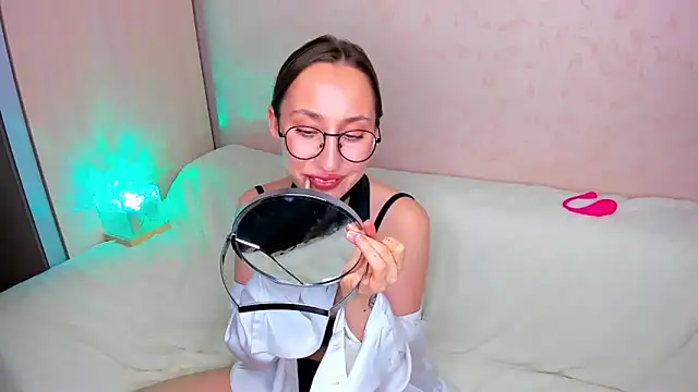 Snapshot of MelodyOfLovee chatting on November 2025 06:08:02 PM MelodyOfLovee online show from November 2025 06:08:02 PM