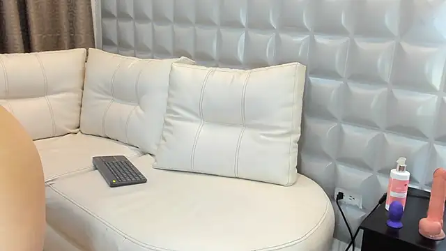 valentinasu1 online show from February 2025 04:38:01 PM