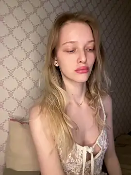 Evvie Summn1 online show from April 2026 04:35:01 PM