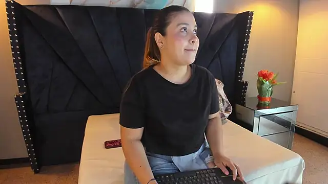 MAHIASMITH13 online show from November 2025 01:15:01 PM