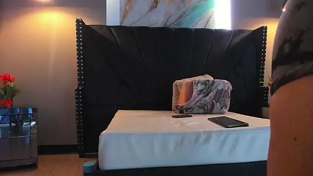 MAHIASMITH13 online show from December 2025 01:06:01 PM