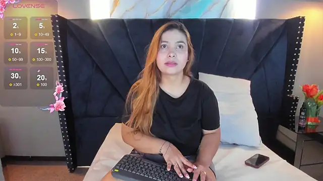 MAHIASMITH13 online show from September 2025 01:06:01 PM