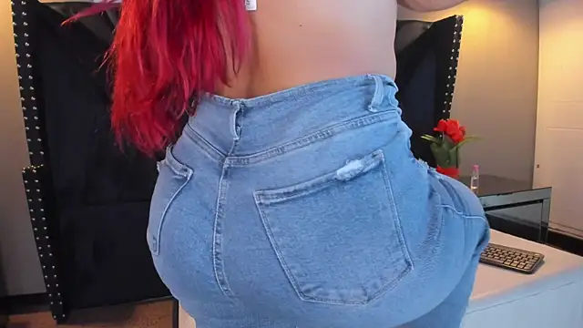 MAHIASMITH13 online show from January 2026 01:15:01 PM