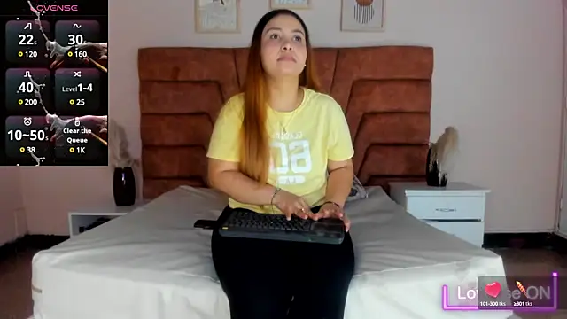 MAHIASMITH13 online show from February 2025 01:11:02 PM