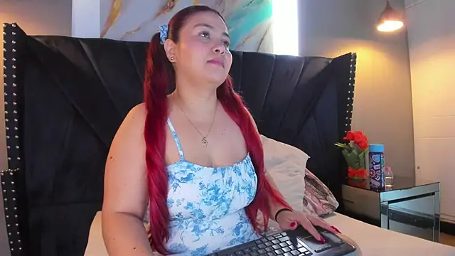 MAHIASMITH13 online show from January 2026 01:25:02 PM