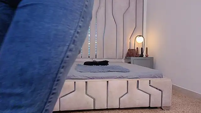 MAISE HILL1 online show from March 2026 01:15:02 PM