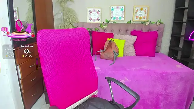 Snapshot of Lia_Keen chatting on November 2025 08:01:02 PM Lia Keen online show from November 2025 08:01:02 PM