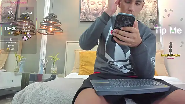 Snapshot of kieran_derek chatting on November 2025 03:32:01 AM kieran derek online show from November 2025 03:32:01 AM