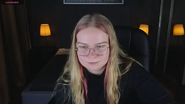 Snapshot of marydoji chatting on January 2025 03:18:02 AM marydoji online show from January 2025 03:18:02 AM